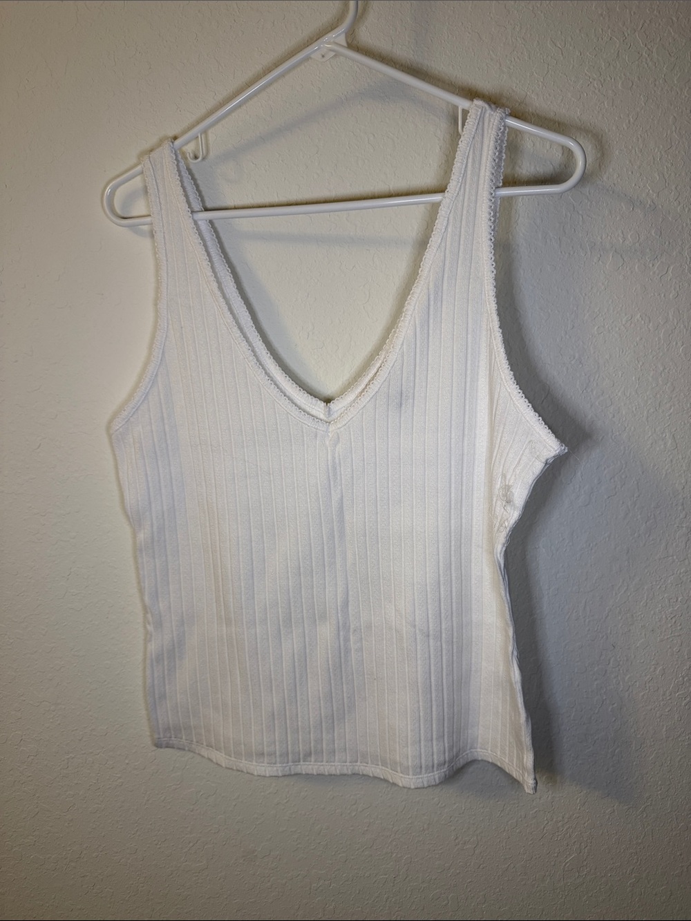 Universal Thread White Ribbed V-Neck Tank